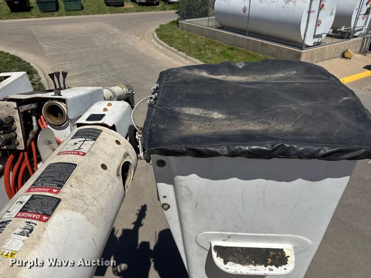 image for item MX9090 1998 Ford F800 bucket truck