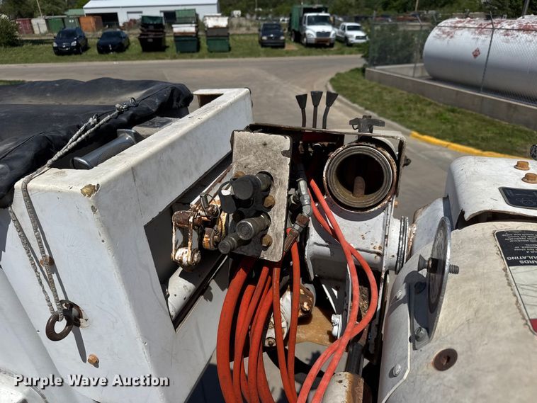 image for item MX9090 1998 Ford F800 bucket truck
