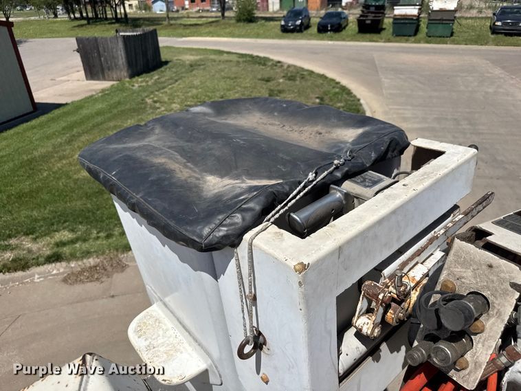 image for item MX9090 1998 Ford F800 bucket truck