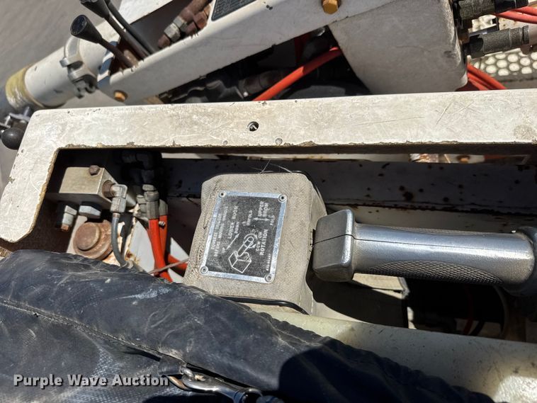 image for item MX9090 1998 Ford F800 bucket truck