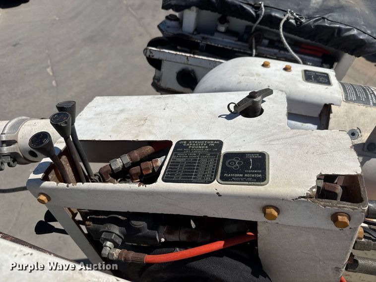 image for item MX9090 1998 Ford F800 bucket truck