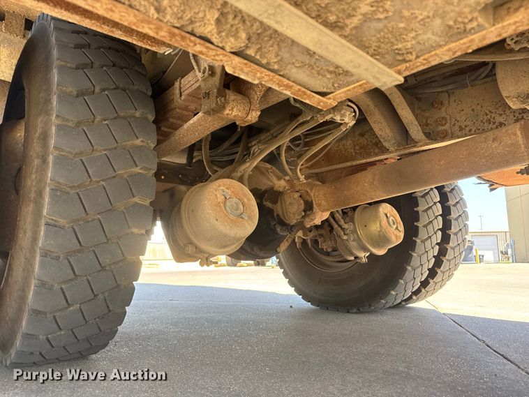 image for item MX9090 1998 Ford F800 bucket truck