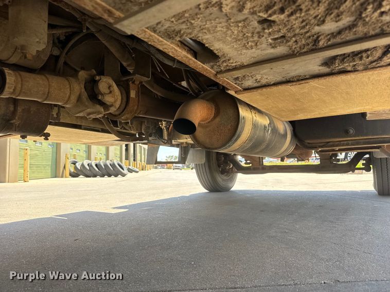 image for item MX9090 1998 Ford F800 bucket truck
