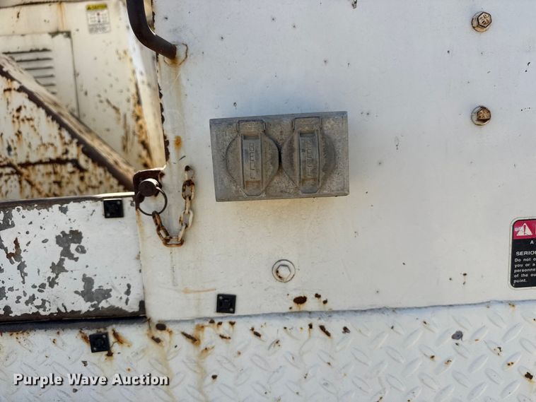 image for item MX9090 1998 Ford F800 bucket truck
