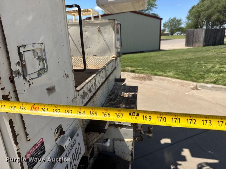 image for item MX9090 1998 Ford F800 bucket truck