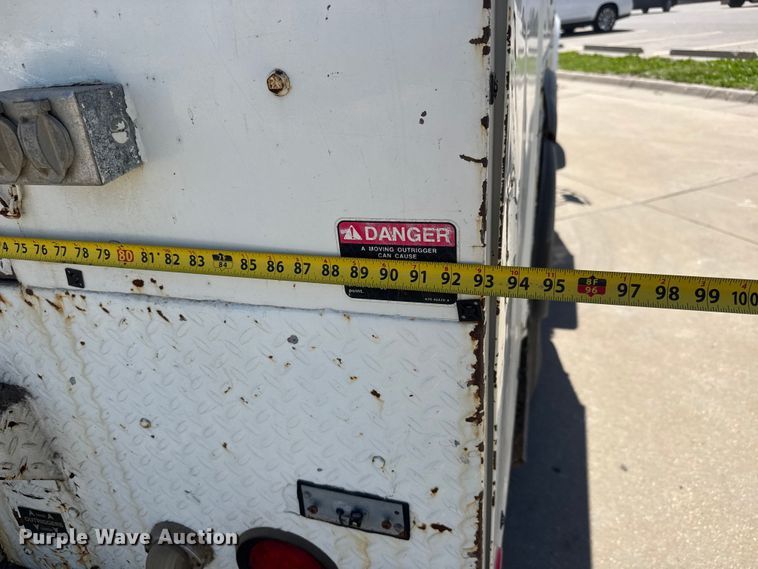 image for item MX9090 1998 Ford F800 bucket truck