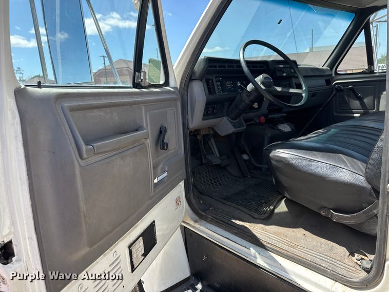 image for item MX9090 1998 Ford F800 bucket truck