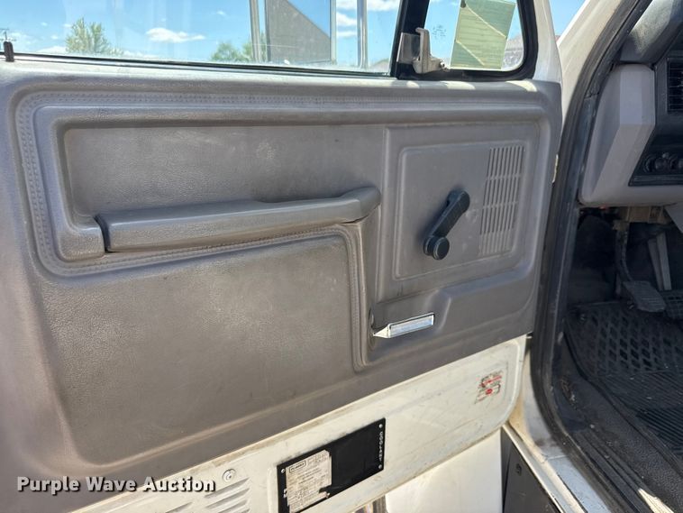 image for item MX9090 1998 Ford F800 bucket truck