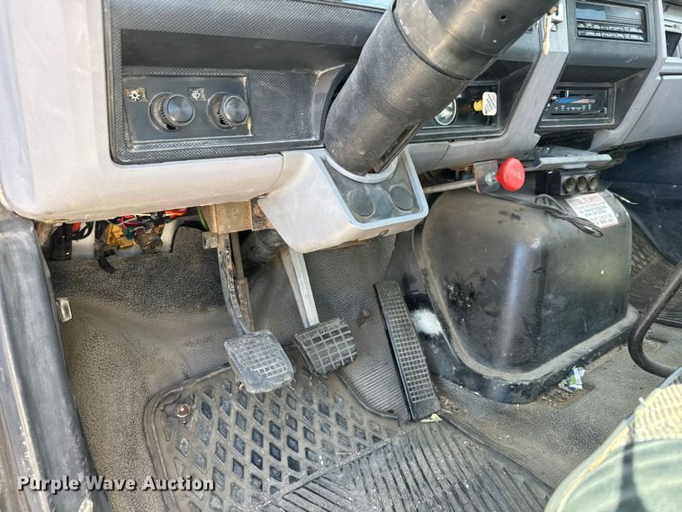 image for item MX9090 1998 Ford F800 bucket truck