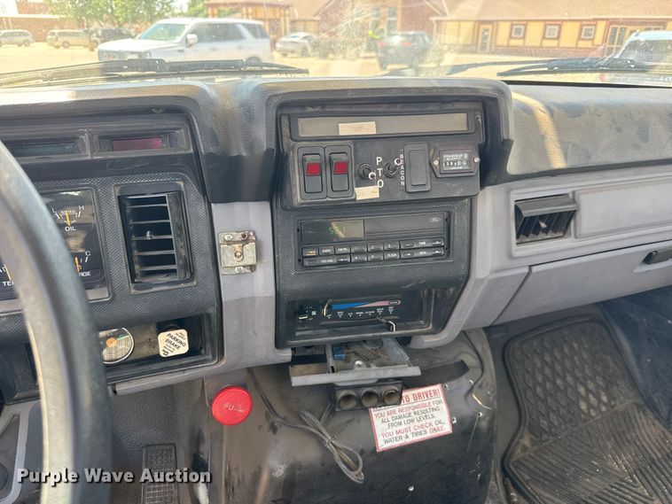 image for item MX9090 1998 Ford F800 bucket truck