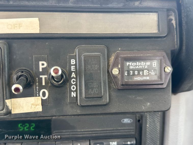 image for item MX9090 1998 Ford F800 bucket truck