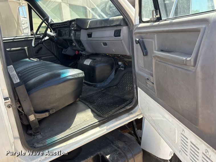 image for item MX9090 1998 Ford F800 bucket truck