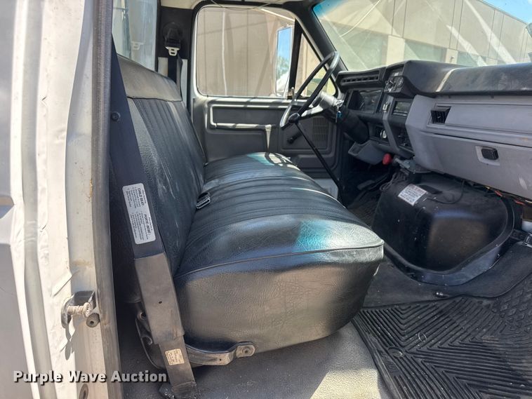 image for item MX9090 1998 Ford F800 bucket truck