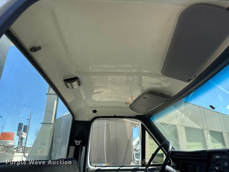 image for item MX9090 1998 Ford F800 bucket truck