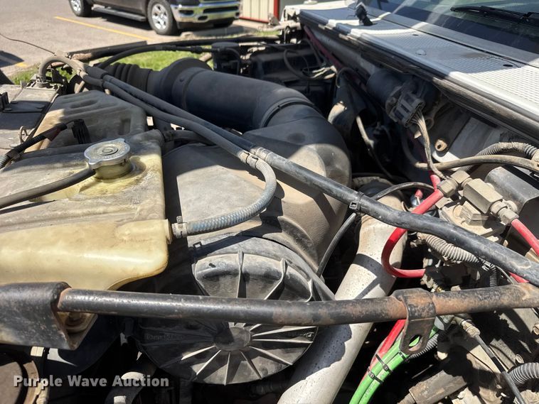 image for item MX9090 1998 Ford F800 bucket truck