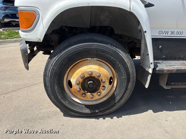 image for item MX9090 1998 Ford F800 bucket truck