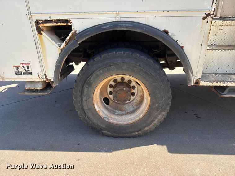 image for item MX9090 1998 Ford F800 bucket truck