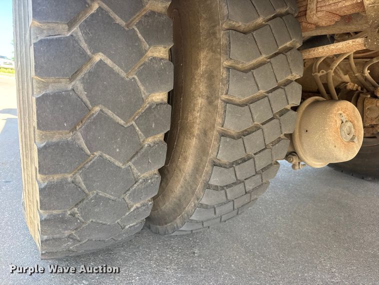 image for item MX9090 1998 Ford F800 bucket truck