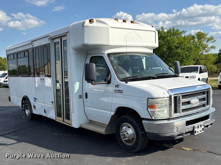 image for item NK9088 2015 Ford E450 shuttle bus