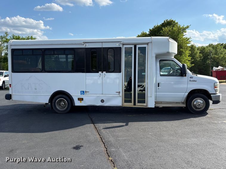 image for item NK9088 2015 Ford E450 shuttle bus