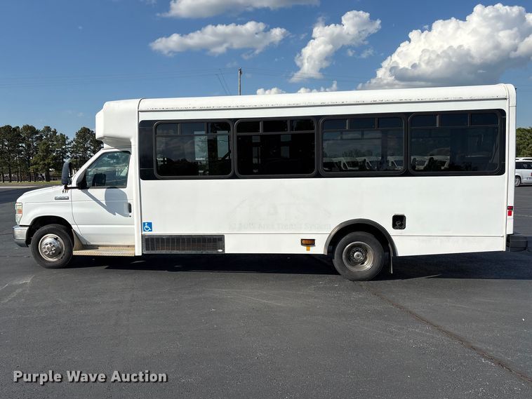 image for item NK9088 2015 Ford E450 shuttle bus