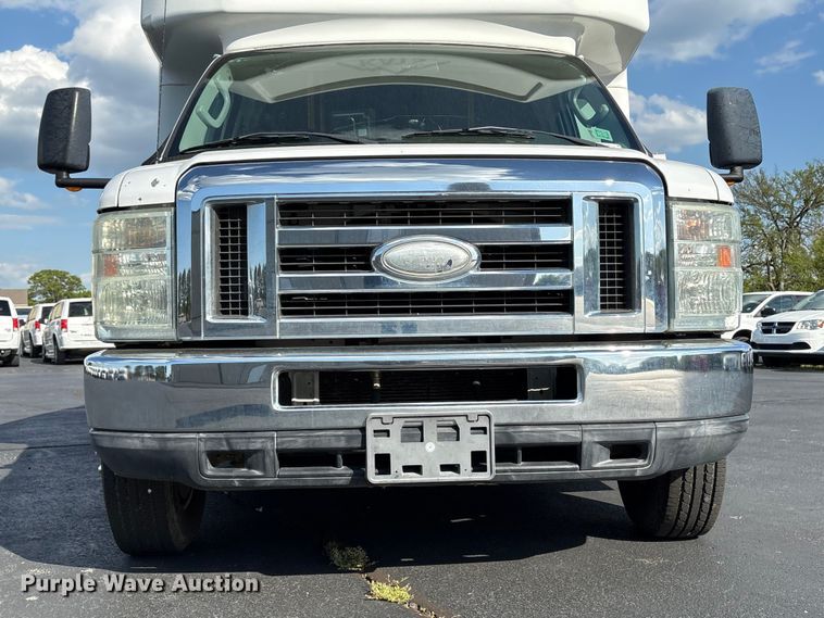 image for item NK9088 2015 Ford E450 shuttle bus