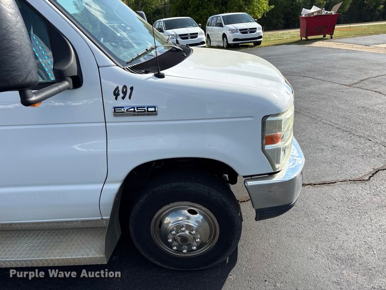 image for item NK9088 2015 Ford E450 shuttle bus