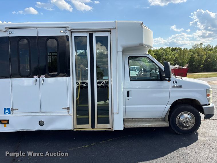 image for item NK9088 2015 Ford E450 shuttle bus
