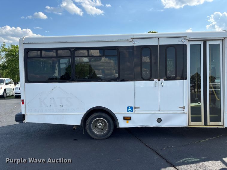 image for item NK9088 2015 Ford E450 shuttle bus