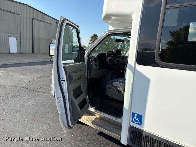 image for item NK9088 2015 Ford E450 shuttle bus