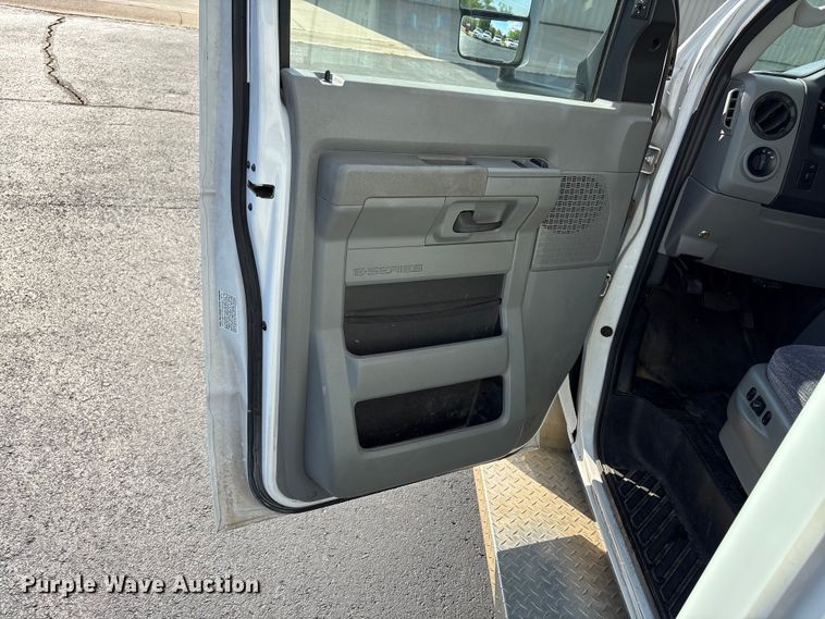 image for item NK9088 2015 Ford E450 shuttle bus