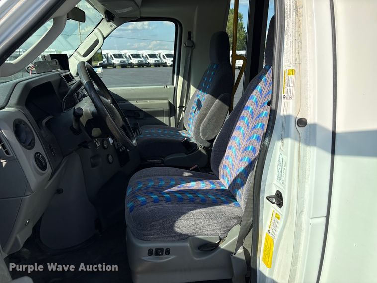 image for item NK9088 2015 Ford E450 shuttle bus