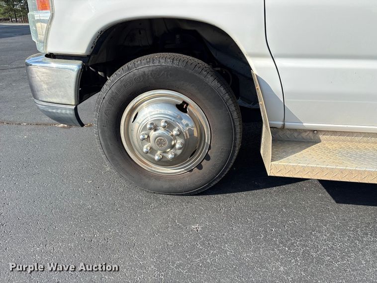 image for item NK9088 2015 Ford E450 shuttle bus