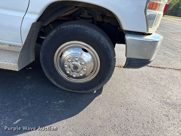 image for item NK9088 2015 Ford E450 shuttle bus