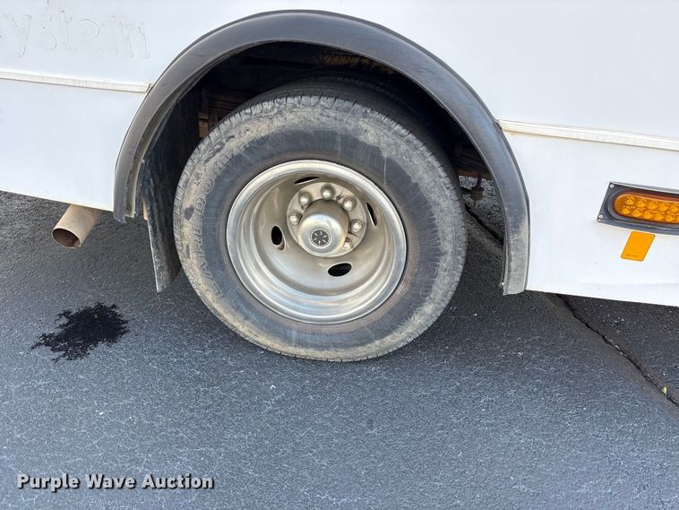 image for item NK9088 2015 Ford E450 shuttle bus