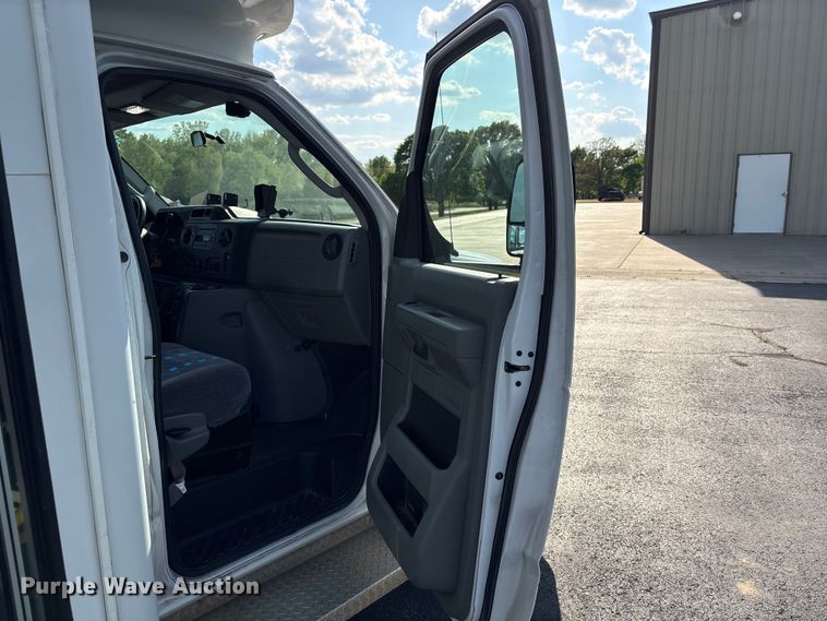 image for item NK9088 2015 Ford E450 shuttle bus