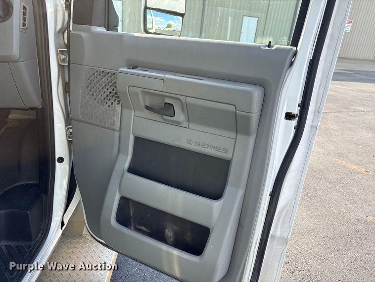 image for item NK9088 2015 Ford E450 shuttle bus