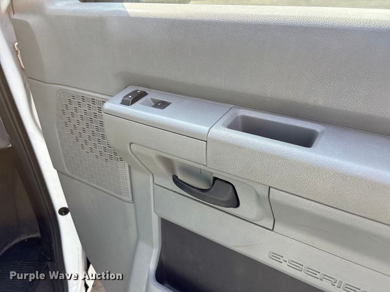 image for item NK9088 2015 Ford E450 shuttle bus