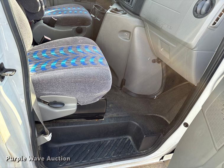 image for item NK9088 2015 Ford E450 shuttle bus