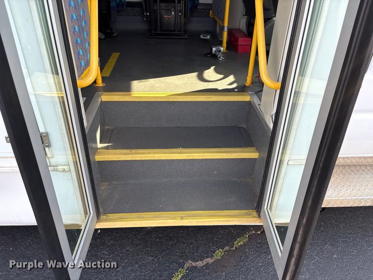 image for item NK9088 2015 Ford E450 shuttle bus