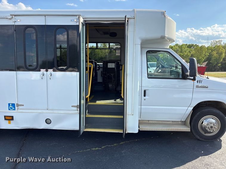 image for item NK9088 2015 Ford E450 shuttle bus