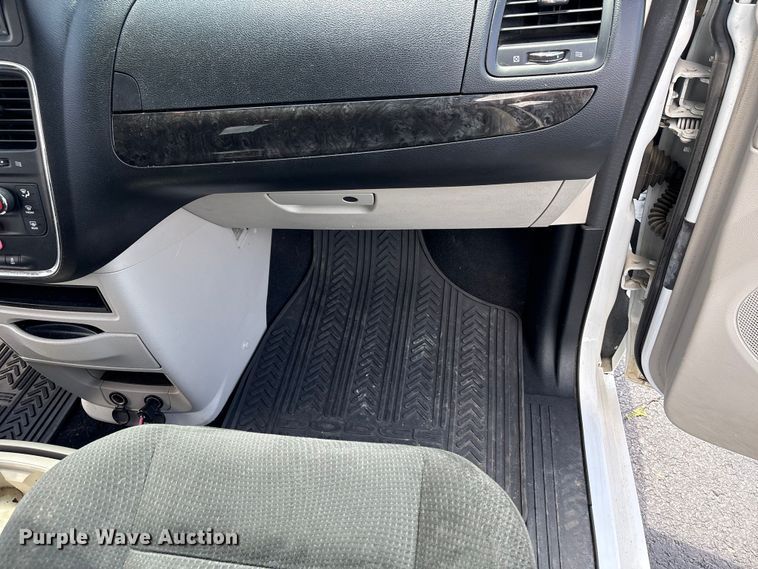 image for item NK9096 2015 Dodge Grand Caravan van