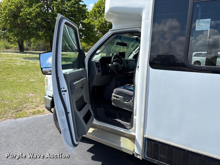 image for item NK9099 2016 Ford E450 shuttle bus