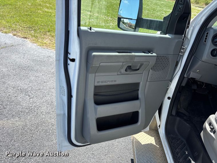 image for item NK9099 2016 Ford E450 shuttle bus