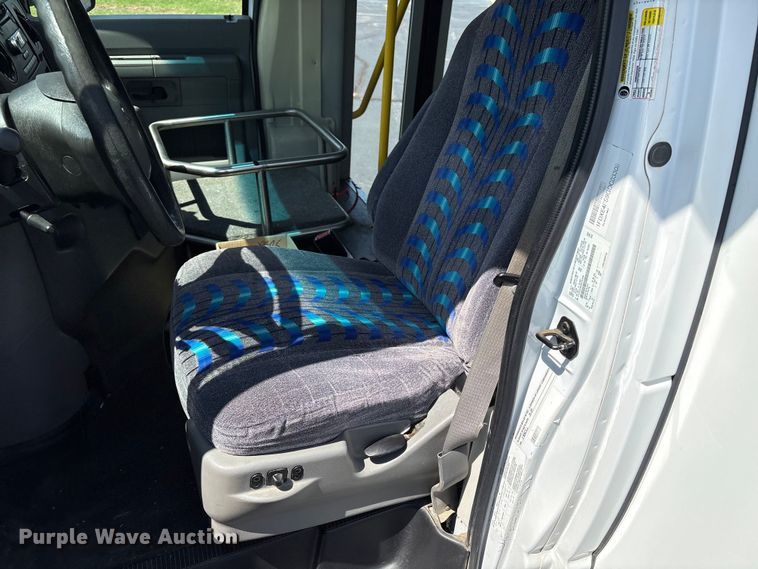 image for item NK9099 2016 Ford E450 shuttle bus