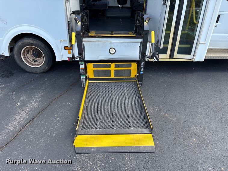 image for item NK9099 2016 Ford E450 shuttle bus