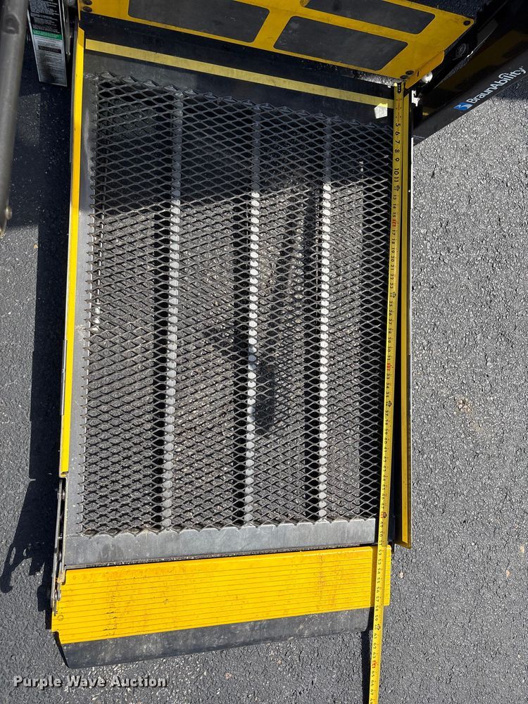 image for item NK9099 2016 Ford E450 shuttle bus