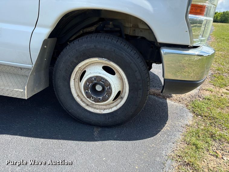 image for item NK9099 2016 Ford E450 shuttle bus