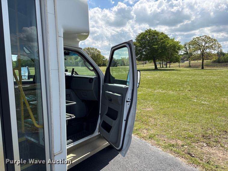 image for item NK9099 2016 Ford E450 shuttle bus