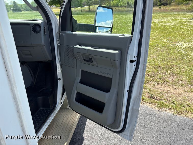 image for item NK9099 2016 Ford E450 shuttle bus